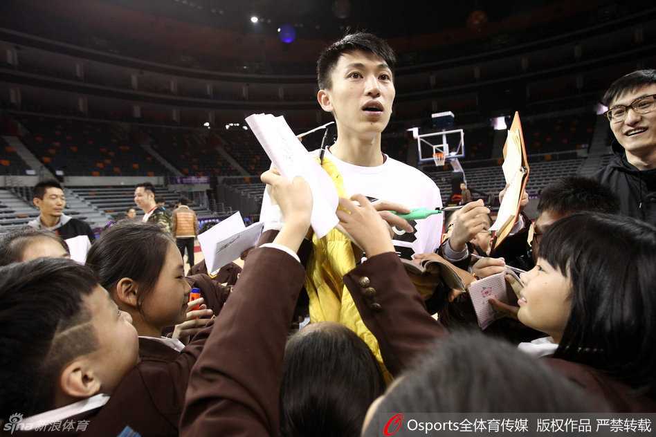 群星闪耀东莞,春江弟子聚首,二零一六全明星周末温情开战 上海队后卫刘晓宇俯身为热情的小球迷签名,脸上洋溢着温暖的笑容,场面十分温馨。