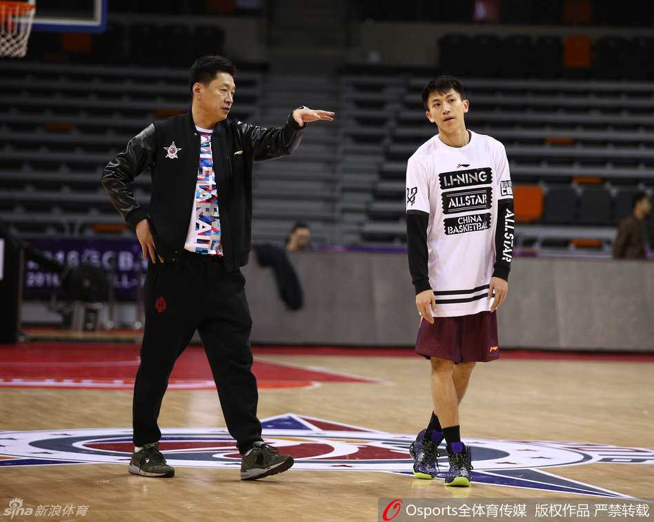 群星闪耀东莞,春江弟子聚首,二零一六全明星周末温情开战 广厦队核心林志杰在进行赛前拉伸热身,身体状态看起来非常放松,为即将开始的全明星正赛做准备。