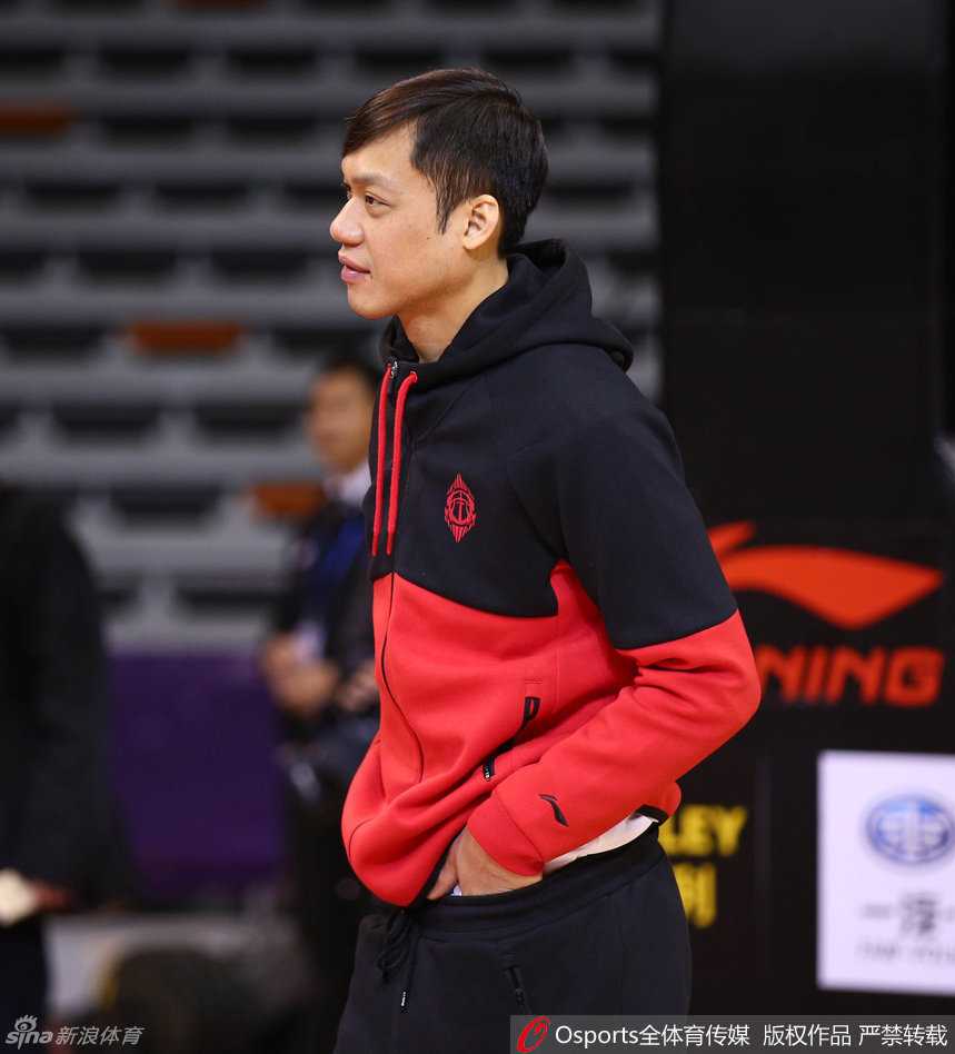 群星闪耀东莞,春江弟子聚首,二零一六全明星周末温情开战 国家队队长周鹏在训练中上演势大力沉的单手劈扣,展现出极佳的竞技状态和身体素质。