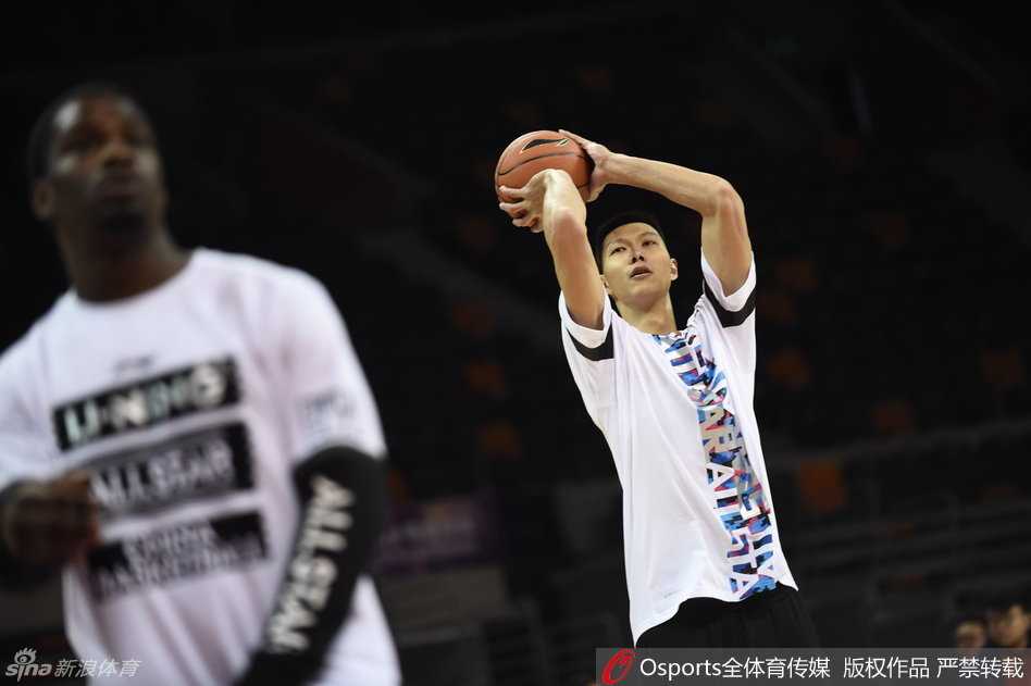 群星闪耀东莞,春江弟子聚首,二零一六全明星周末温情开战 广东宏远核心易建联在训练中一丝不苟地进行投篮练习,神情专注,展现出职业球员的严谨态度。