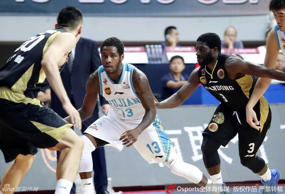 丁锦辉持球强行突破，他的眼神中透露出‘拼命三郎’的坚毅与果敢。