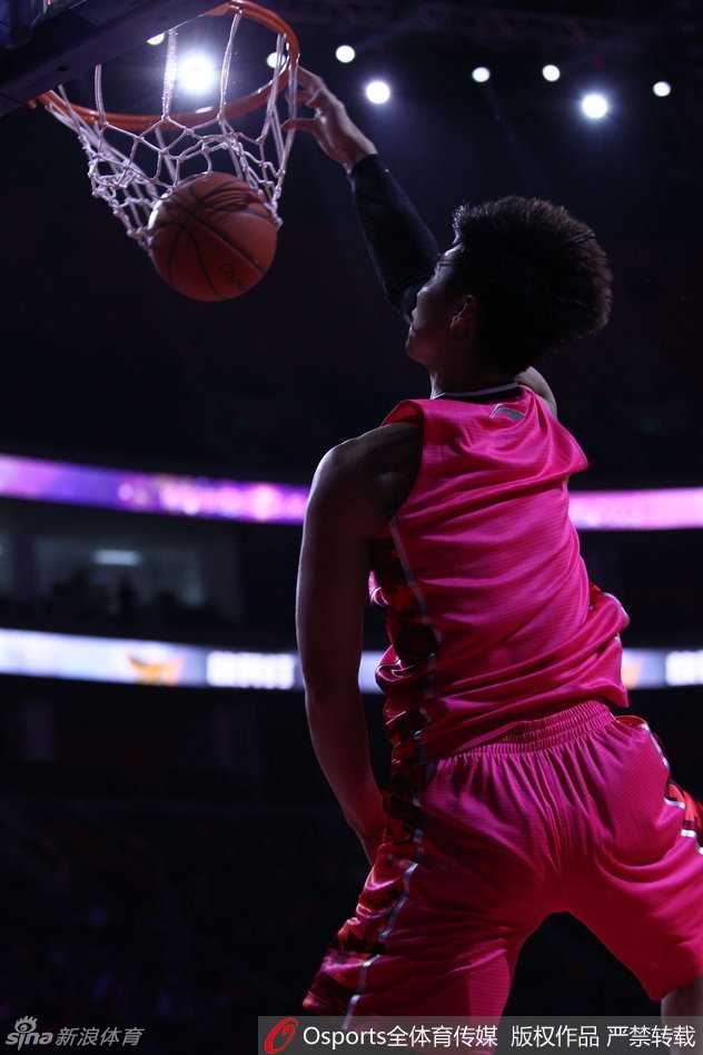 群星闪耀时:回顾二〇一六东莞全明星周末的激情瞬间 王潼飞跃而起接球瞬间,身体在空中形成完美的反弓,双手将球砸向篮筐的力量感爆棚。