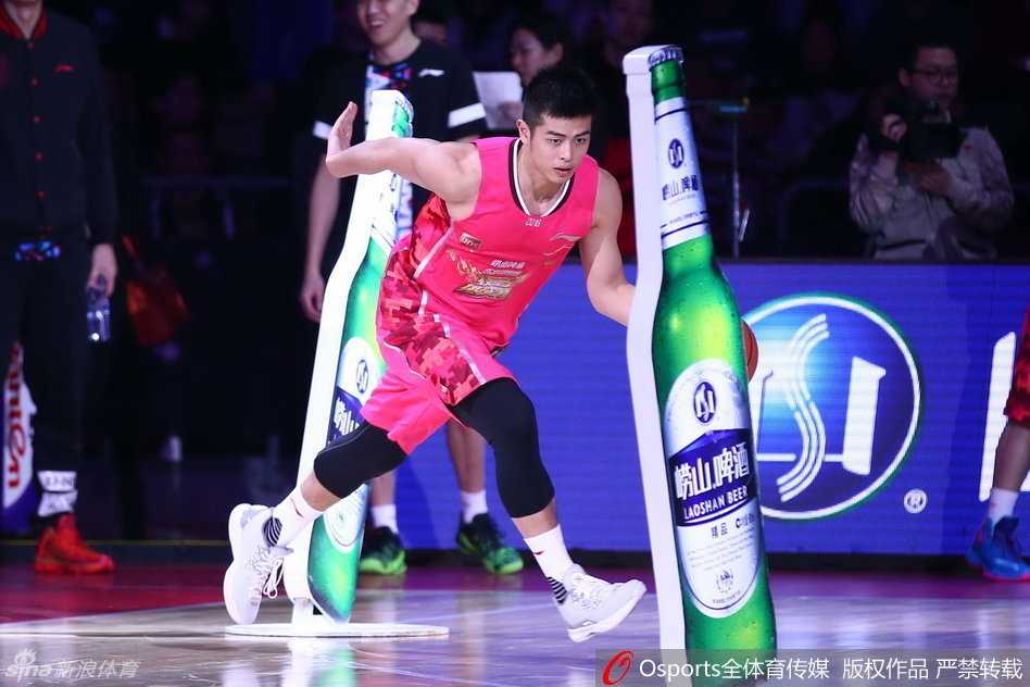 群星闪耀时:回顾二〇一六东莞全明星周末的激情瞬间 北京队核心后卫方硕在技巧赛中全神贯注,面对障碍物上演人球合一的灵巧穿越。