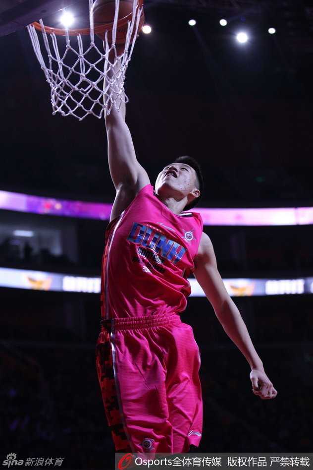 群星闪耀时:回顾二〇一六东莞全明星周末的激情瞬间 唐海在空中逆向转身完成三百六十度单手扣篮,飘逸的身姿宛如篮球场上的芭蕾舞者。