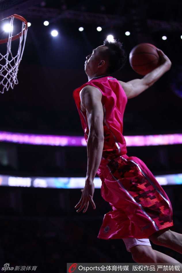 群星闪耀时:回顾二〇一六东莞全明星周末的激情瞬间 孙铭徽在篮筐之上展现出惊人的滞空能力,反身拉杆背扣的瞬间仿佛时间都已静止。