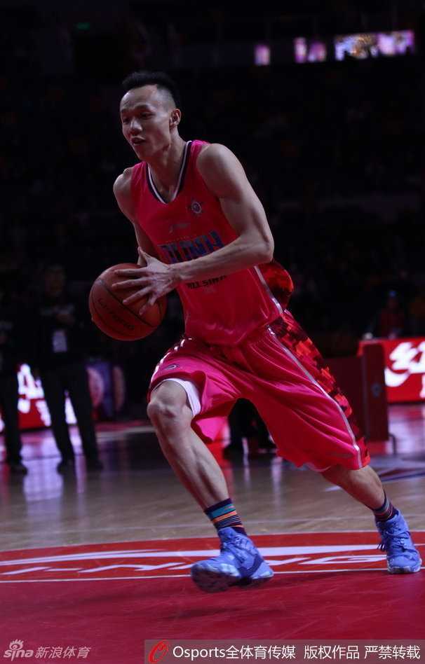 群星闪耀时:回顾二〇一六东莞全明星周末的激情瞬间 王增杰左手持鞋右手运球,准备完成一次创意十足的特殊扣篮,引得全场观众伸颈围观。