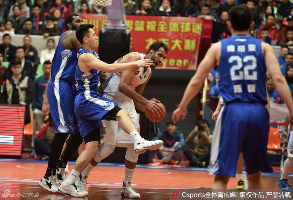 群雄逐鹿:哈达迪与奥登的CBA内线霸主之争 哈达迪在三分线外做出投篮假动作,防守球员被骗起,失去防守位置,哈达迪则趁机运球突破,准备杀入内线。