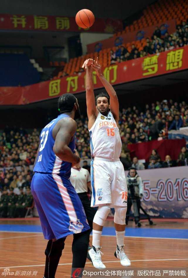 群雄逐鹿:哈达迪与奥登的CBA内线霸主之争 面对多人围堵,邹雨宸依然奋力将球补进篮筐,展现了中国新生代内线的强硬与不屈,八一队的年轻核心正在崛起。