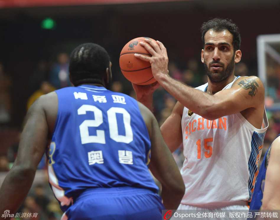 群雄逐鹿:哈达迪与奥登的CBA内线霸主之争 伊朗中锋哈达迪面对前NBA状元秀奥登的防守,毫无惧色地高高跃起,试图完成一记势大力沉的单手劈扣,场上火药味十足。