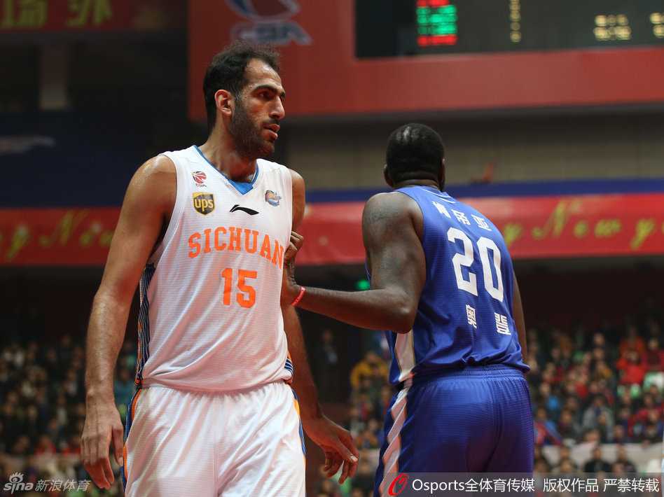 群雄逐鹿:哈达迪与奥登的CBA内线霸主之争 北控队外援巴蒂斯塔利用强壮的身体背身单打八一队防守球员,他沉肩发力,试图挤开空间完成转身投篮。