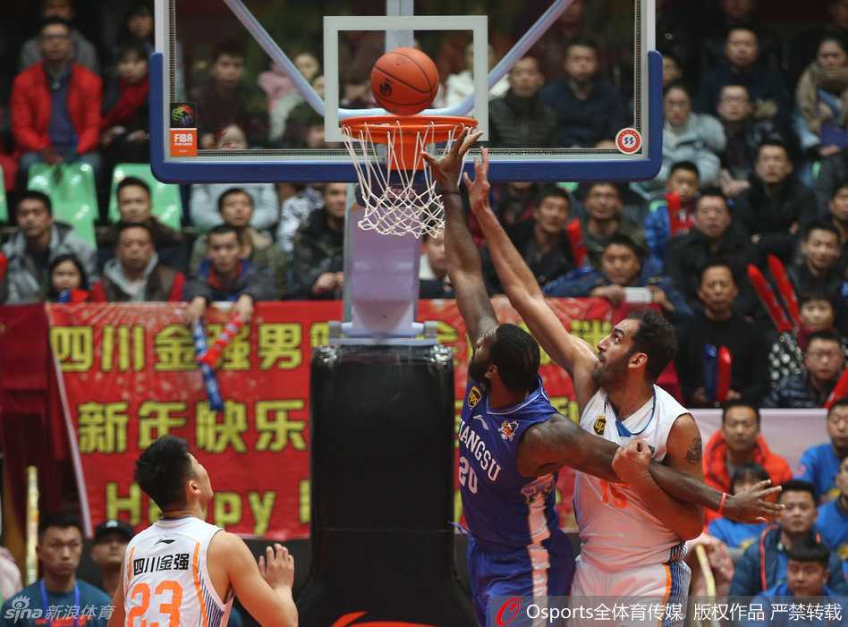 群雄逐鹿:哈达迪与奥登的CBA内线霸主之争 八一队内线许钟豪在争抢篮板时失去重心,重重摔倒在地,表情痛苦,但依然紧紧盯着篮球的方向,展现了职业球员的拼搏精神。