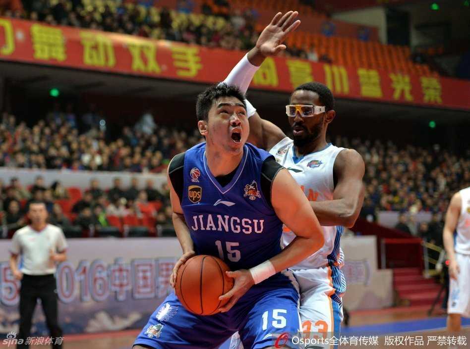 群雄逐鹿:哈达迪与奥登的CBA内线霸主之争 四川队核心哈达迪在三人包夹下依然高举高打,他利用身高优势在江苏队柳伟和奥登的头顶完成了一次高难度的抛投。