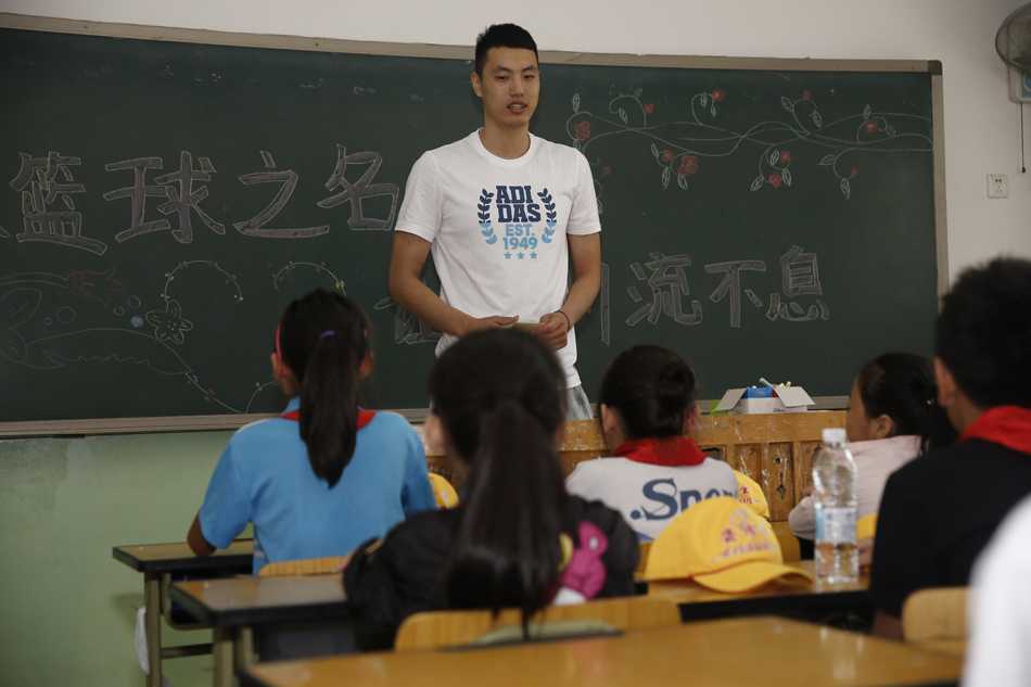 翟晓川赴昌平春风学校献爱心 为打工子弟点亮希望之光 翟晓川在简陋的教室里与孩子们围坐在一起,他耐心地倾听一位小女孩说话,眼神温柔,孩子们紧紧靠在他身边,毫无距离感