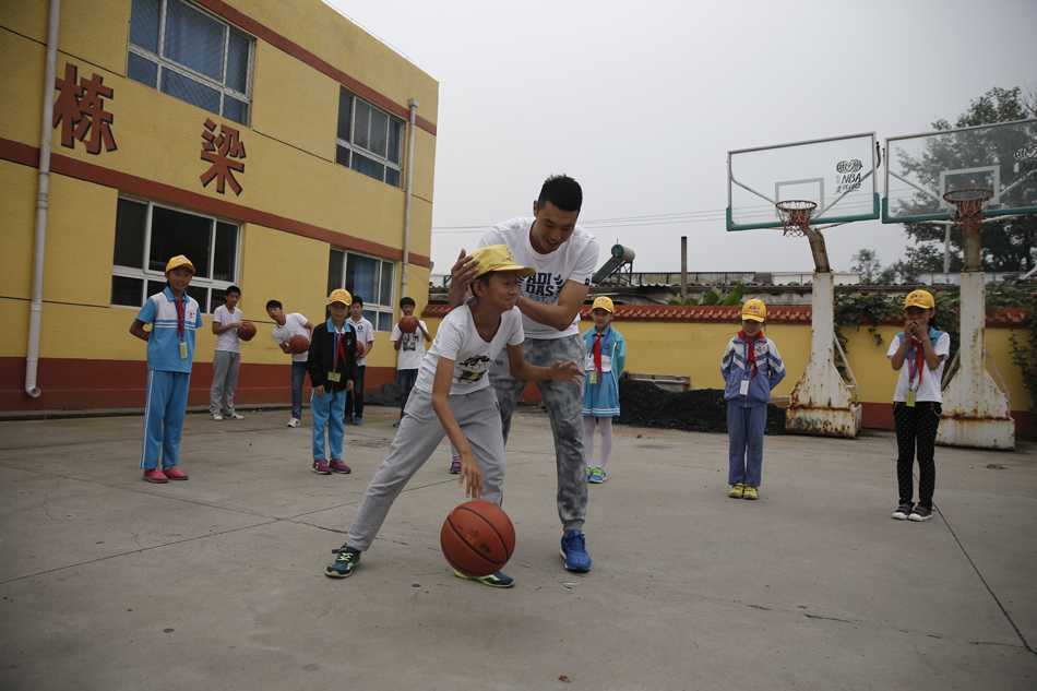 翟晓川赴昌平春风学校献爱心 为打工子弟点亮希望之光 在尘土飞扬的简陋操场上,翟晓川亲自示范投篮动作,篮球在空中划出优美弧线,一群孩子仰头追随球的轨迹,眼中闪烁着对运动的热爱