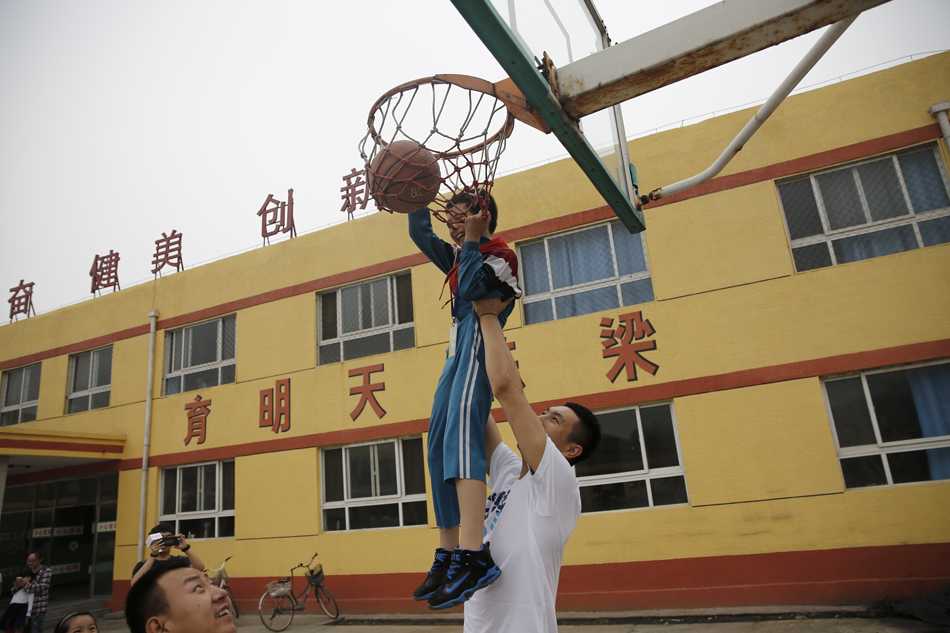 翟晓川赴昌平春风学校献爱心 为打工子弟点亮希望之光 活动结束后孩子们依依不舍地簇拥着翟晓川,一只只小手拉着他的大手,他弯腰与孩子们击掌约定“下次再来”,画面温馨感人