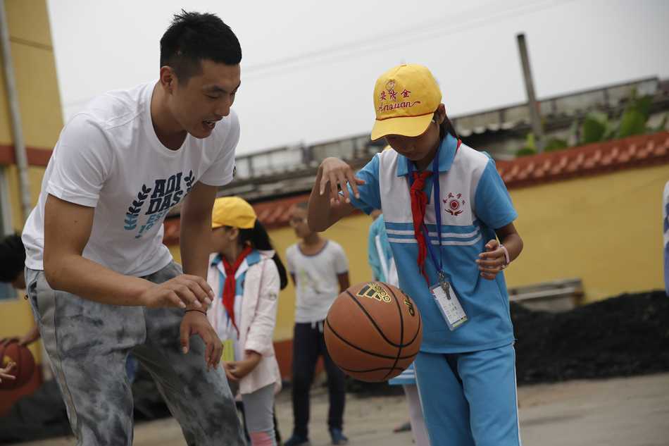 翟晓川赴昌平春风学校献爱心 为打工子弟点亮希望之光 翟晓川站在讲台上客串体育老师,用粉笔在黑板上画着篮球战术简图,台下孩子们挺直腰板听得入神,简陋的教室因这一刻变得格外明亮