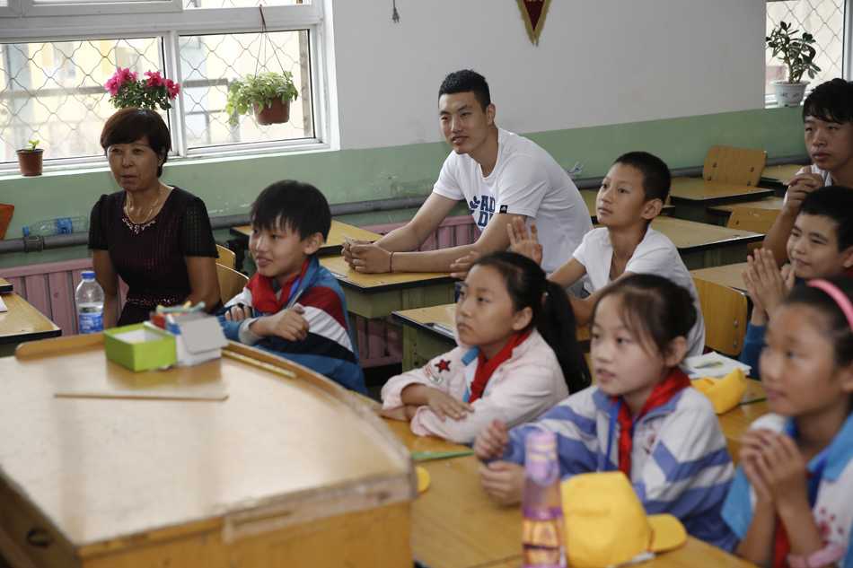 翟晓川赴昌平春风学校献爱心 为打工子弟点亮希望之光 翟晓川俯身将崭新的书包递到小同学手中,孩子脸上绽放出腼腆而灿烂的笑容,仿佛接过了一份沉甸甸的未来