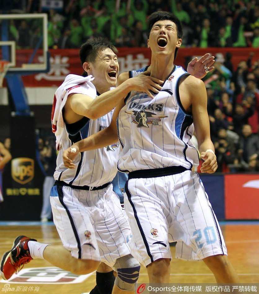 作为队长的翟晓川在场上与裁判认真沟通，他的眼神沉稳而坚定，手臂上的队长袖标在灯光下格外醒目，领袖气质尽显无遗。