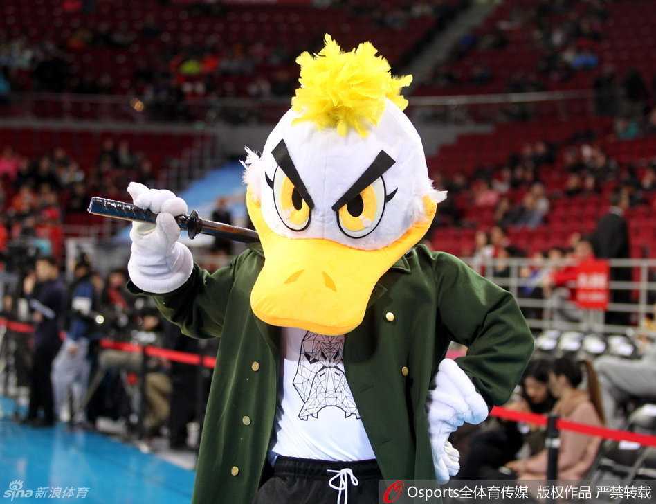 霹雳鸭身穿军大衣头戴墨镜，以电影老炮儿造型酷飒亮相，双手插兜气场全开