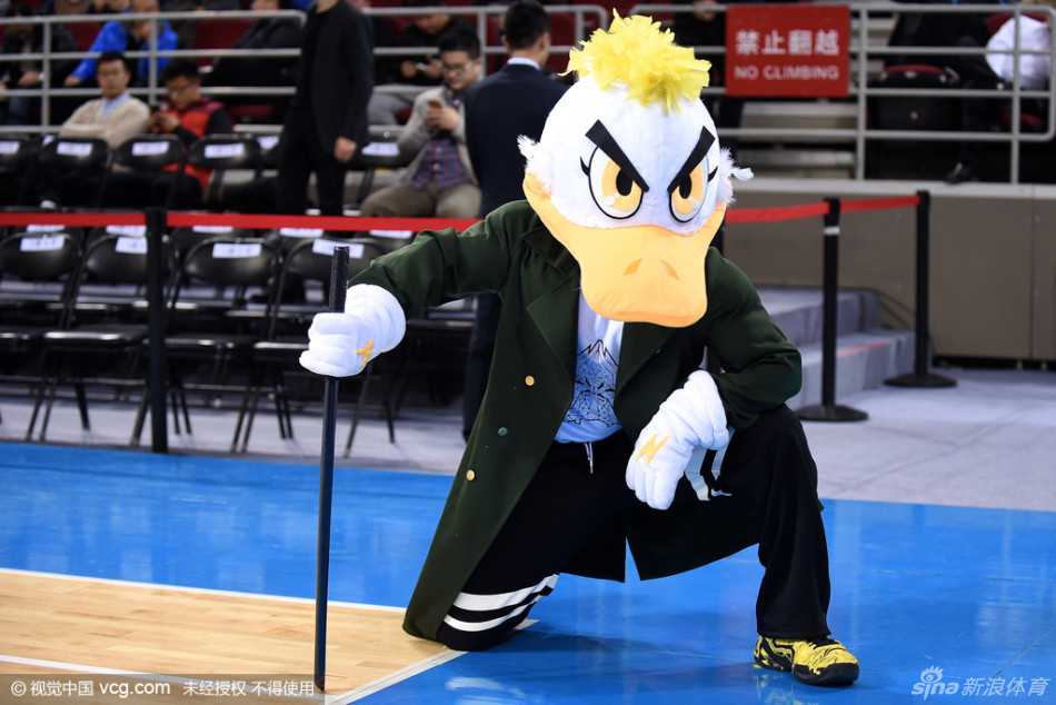 翟晓川在人群中高高跃起争抢篮板，表情坚毅，全场贡献27分5助攻的全能数据