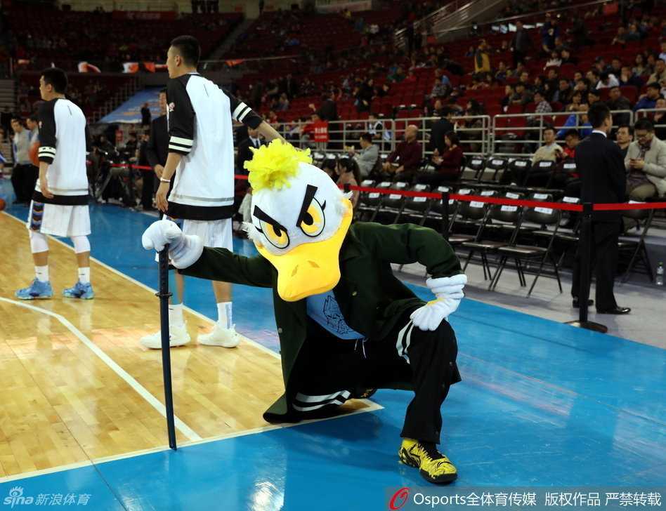 霹雳鸭在比赛中突然倒地碰瓷表演，周围球员和观众被逗得前仰后合，活跃了紧张的比赛氛围