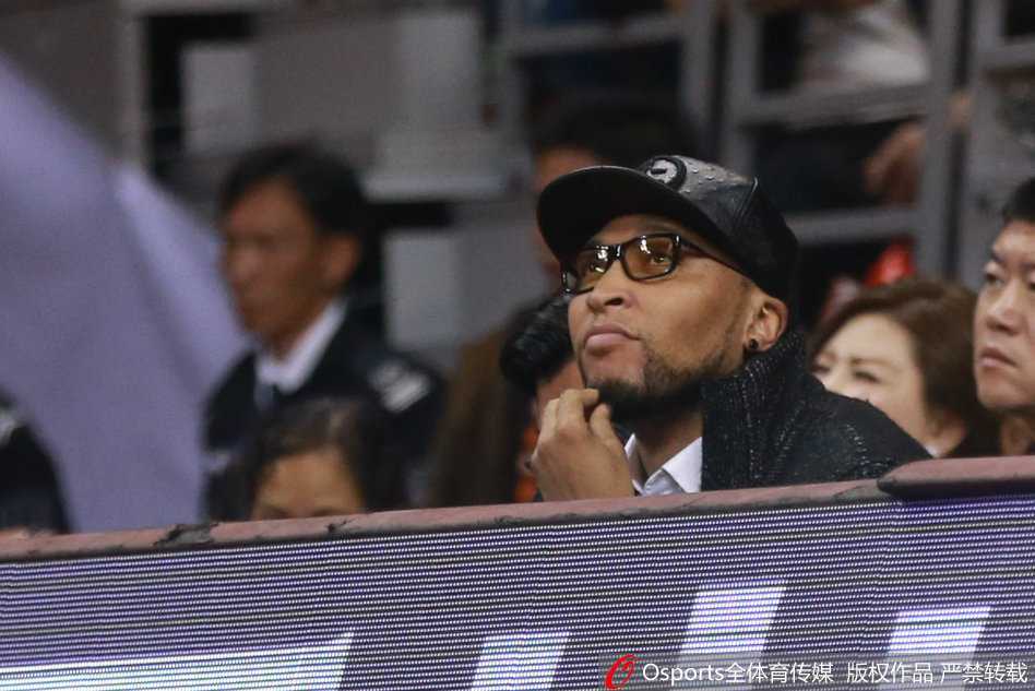 场边的马里昂陷入沉思，他双手交叉放在身前，目光深邃地望向远方，仿佛在回忆自己的职业生涯，又或在评估眼前这个年轻人的未来。