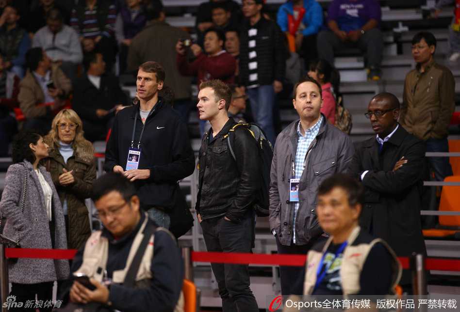 周琦戴着黑色面具出现在训练场上，眼神透过面具的缝隙显得格外专注，他正在进行投篮练习，伤病并未阻挡他备战的决心。