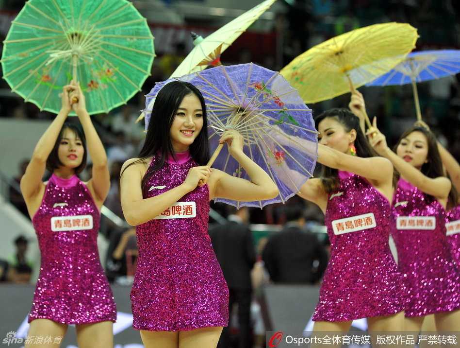 聚光灯下的律动:篮球宝贝用热爱点燃赛场每一刻 伴随着动感的节拍,一位篮球宝贝高高跃起,飞扬的发丝与灿烂的笑容交织,仿佛将整个赛场的热情都瞬间点燃。