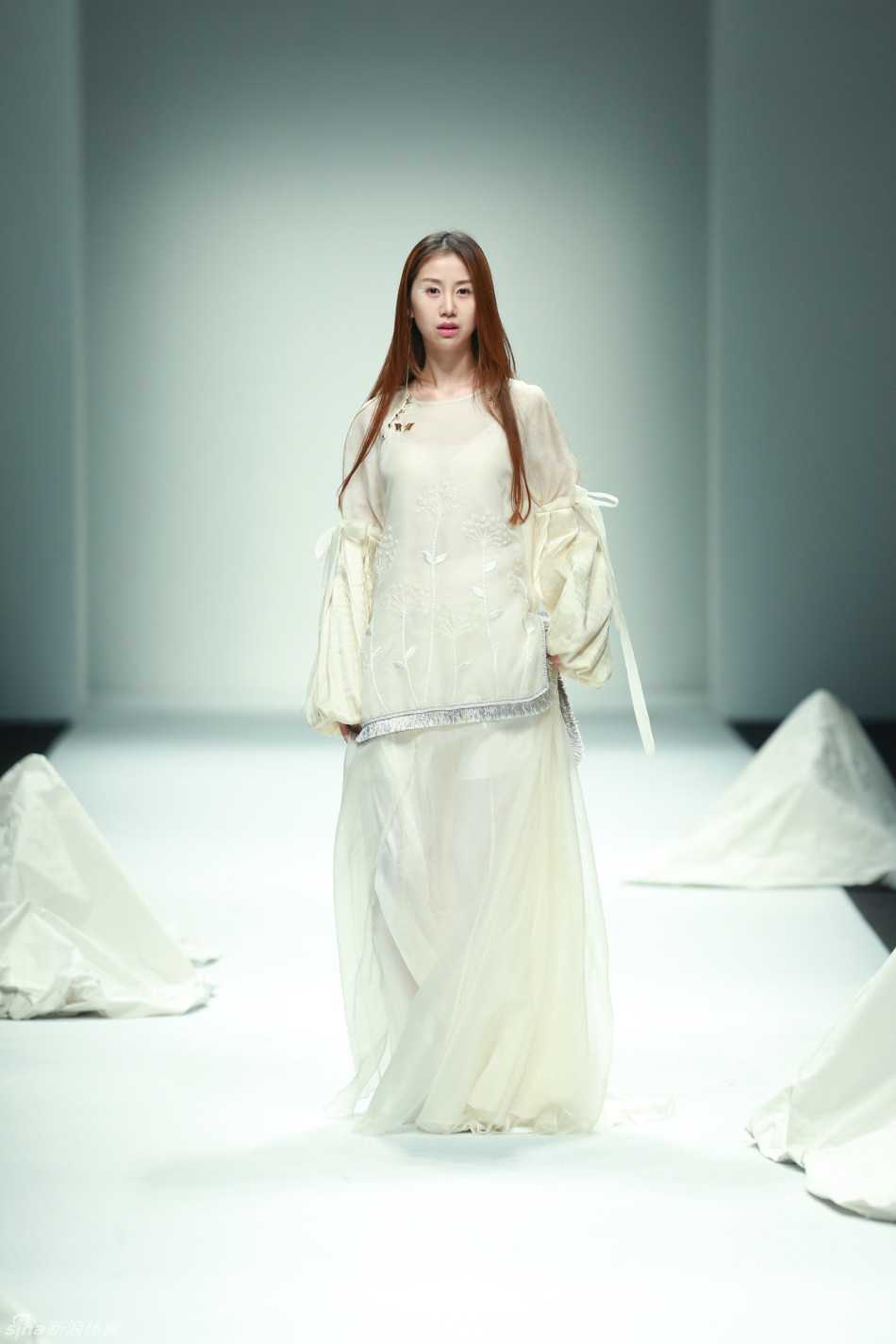 秀场后台，陈露卸下T台上的冷艳，与年幼的女儿亲昵嬉戏，脸上洋溢着温暖灿烂的笑容，温馨的母女互动令人动容