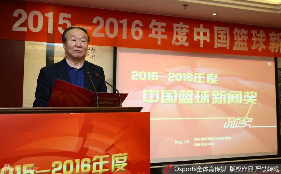 致辞中的蒋效愚先生儒雅而真挚，他手持讲稿，眼神中透露出对篮球事业未来发展的深邃思考，仿佛在为台下这些记录时代的记者们描绘一幅中国篮球文化的宏伟蓝图。