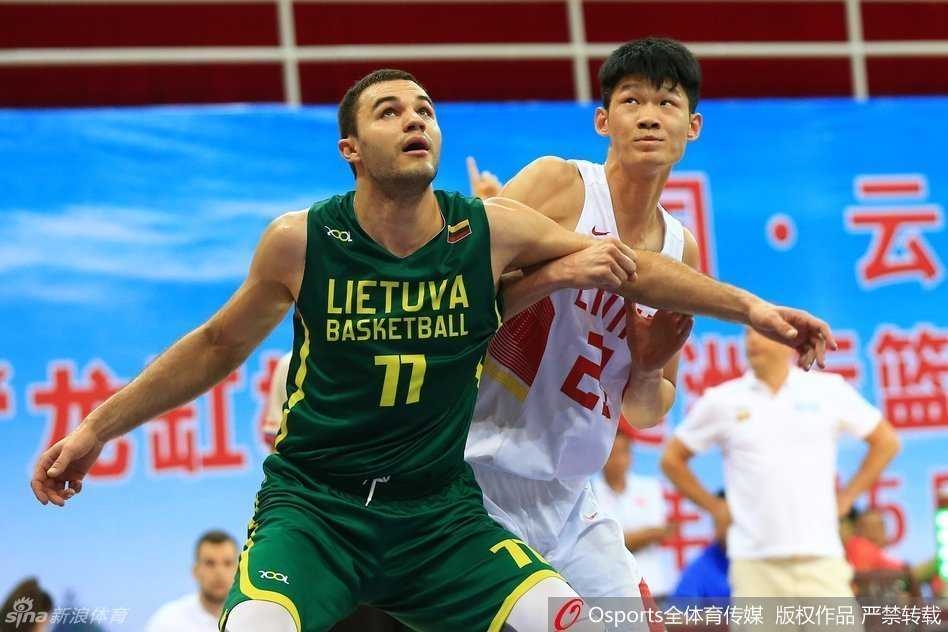 皮球在篮筐上空飞舞，双方内线球员同时起跳，手臂交织成网，上演高空争夺战。