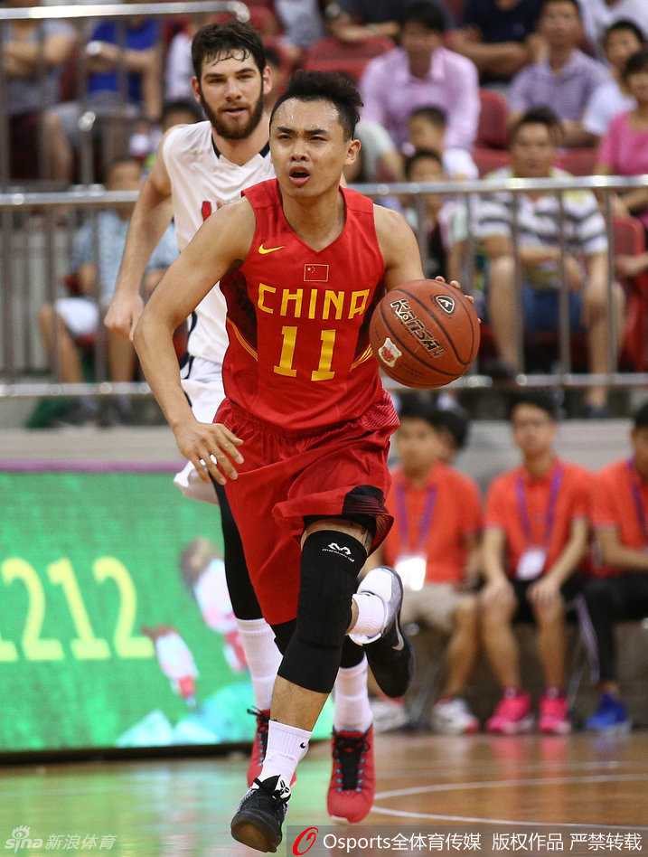 王汝恒在外线觅得良机，他从容起跳，手腕轻柔一抖，篮球划出一道美丽的弧线，直奔篮筐而去，这是对他自信出手的最佳回报。