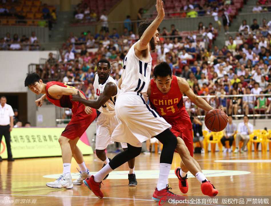 李京龙果断持球，如同一把尖刀撕开防线，他大步流星地杀入拥挤的内线，在人缝中寻找着出手的绝佳时机。