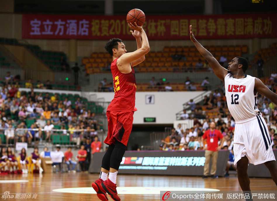 胡金秋稳稳地站在篮下，像一棵挺拔的松树，他张开双臂，目光如炬，用自己的身体构筑起守护篮下的最后一道坚固防线。