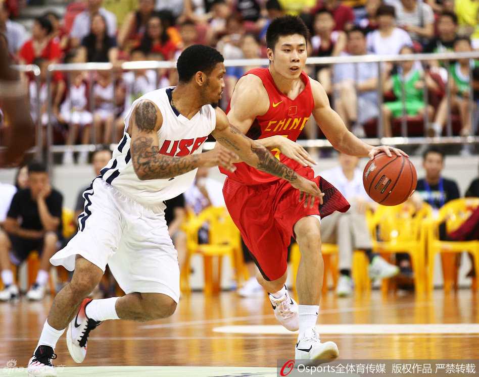 原帅犹如一道白色闪电，持球坚定地杀向禁区，面对防守人的补防，他毫无惧色，眼神中充满了终结进攻的决心。