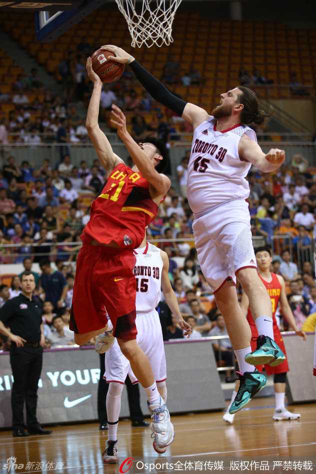 胡金秋在多名加拿大球员的围堵下依然寸土必争，奋力拼抢进攻篮板球