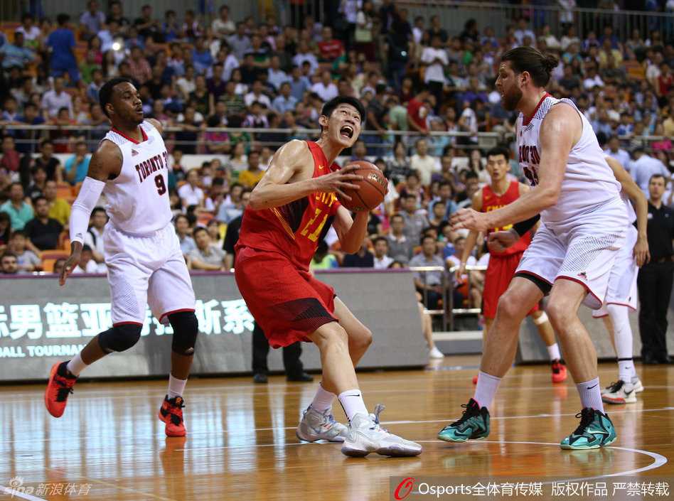 胡金秋在赛前奏国歌仪式中神情肃穆，眼含杀气，对胜利的渴望写在脸上