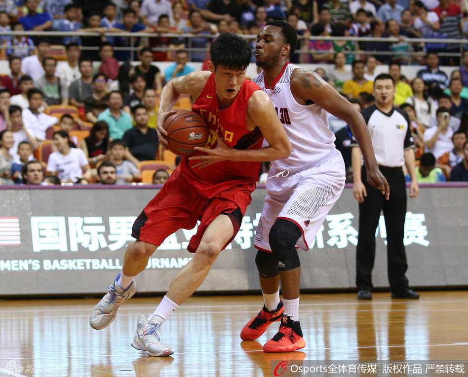 胡金秋在篮下凭借身高臂展优势，轻松将球放入篮筐，展现出篮下终结的柔和手感