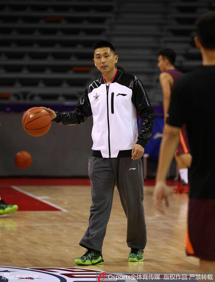 山东小将李泓瀚在训练中出手投篮，他屈膝微蹲、手腕轻压，目光紧紧追随篮球轨迹，训练态度一丝不苟