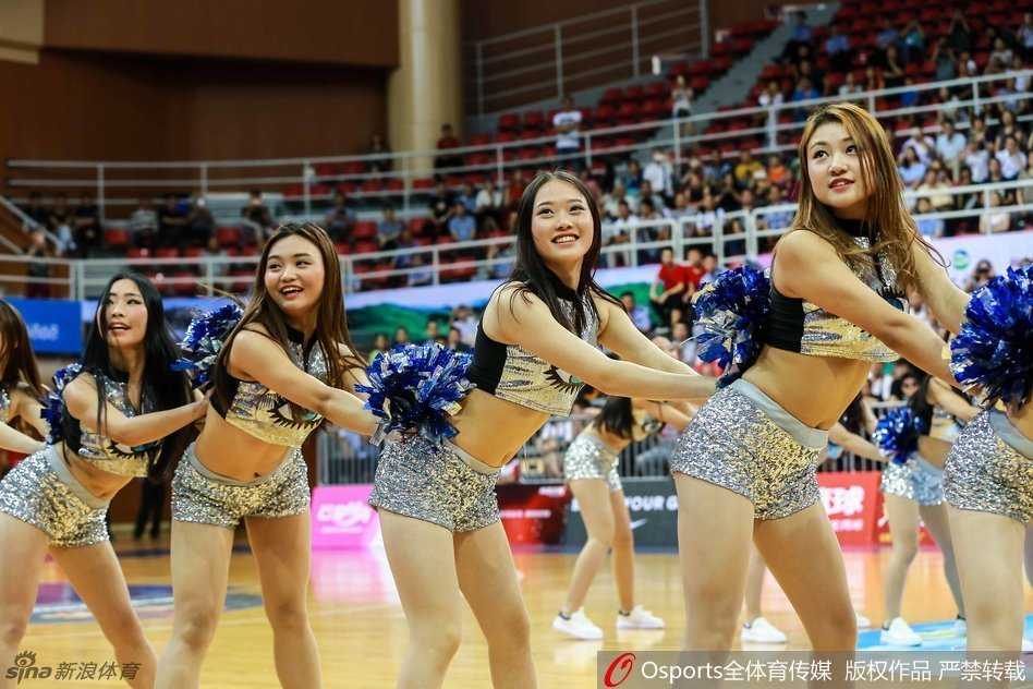 全景镜头下，篮球宝贝们整齐划一的队列与激情四射的舞步，背后是记分牌上中国队与加拿大队的激烈比分
