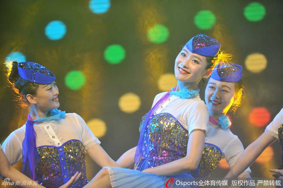 舞蹈渐入佳境，空姐们的动作整齐划一，面容姣好且面带微笑。她们用充满活力的肢体语言，向在场的每一位冠军成员致以最诚挚的敬意。