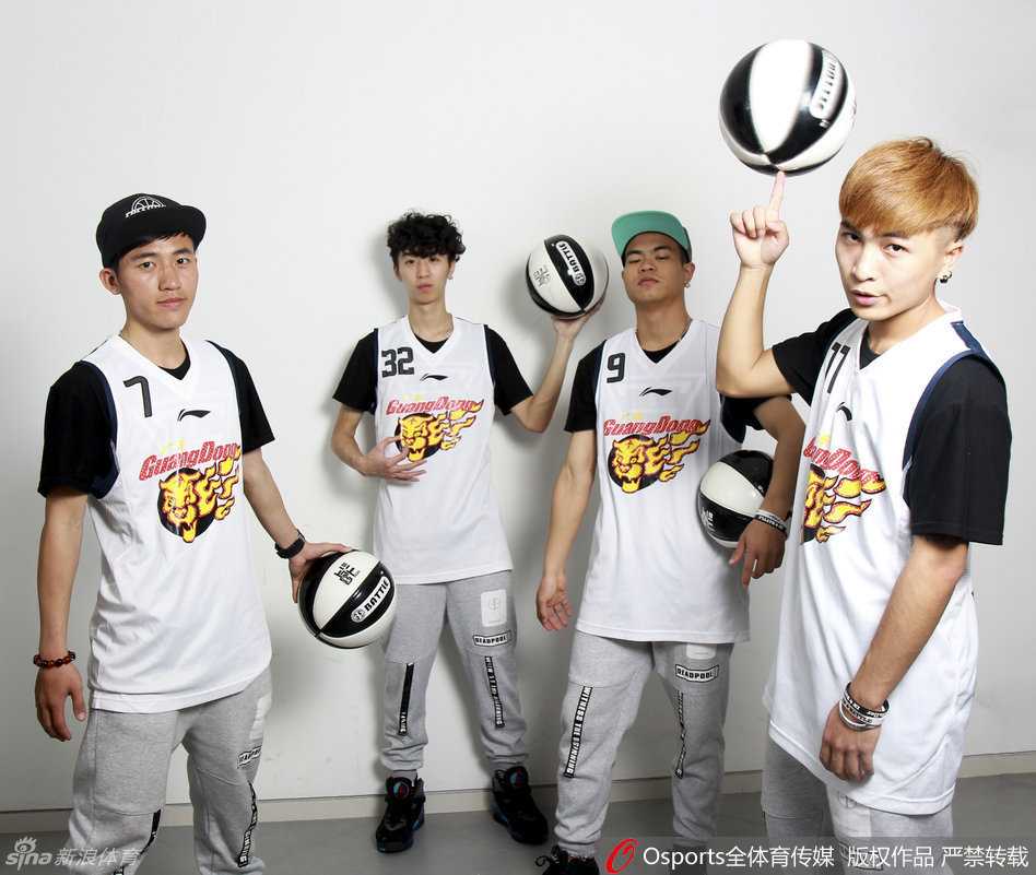 镜头拉远，花式篮球队的表演与看台上“宏远必胜”的横幅融为一体。在宏远队最艰难的时刻，这些充满创意的助威方式，成为了连接球队与球迷的情感纽带，共同期待着华南虎的重新崛起。