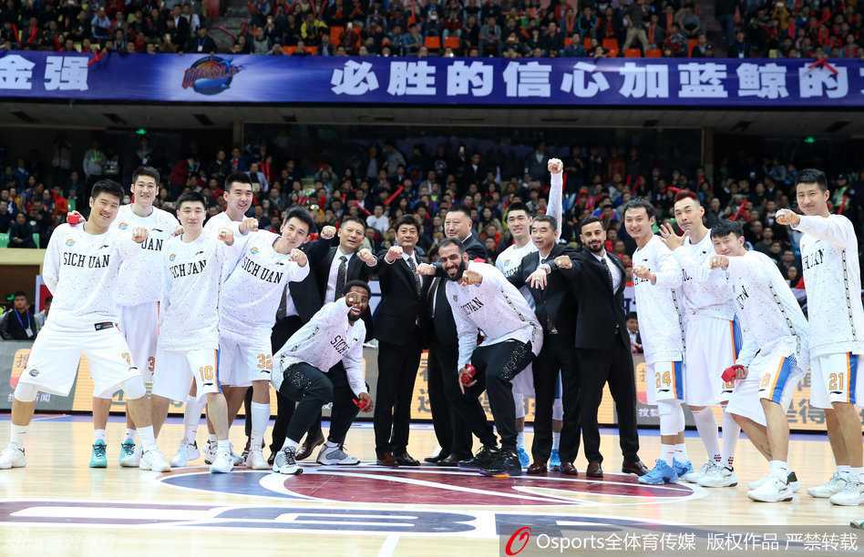 伊朗铁骑哈达迪温情一面，手捧MVP奖杯与总冠军戒指，对着镜头露出憨厚又满足的笑容，眼中闪烁着对胜利的渴望与珍视。