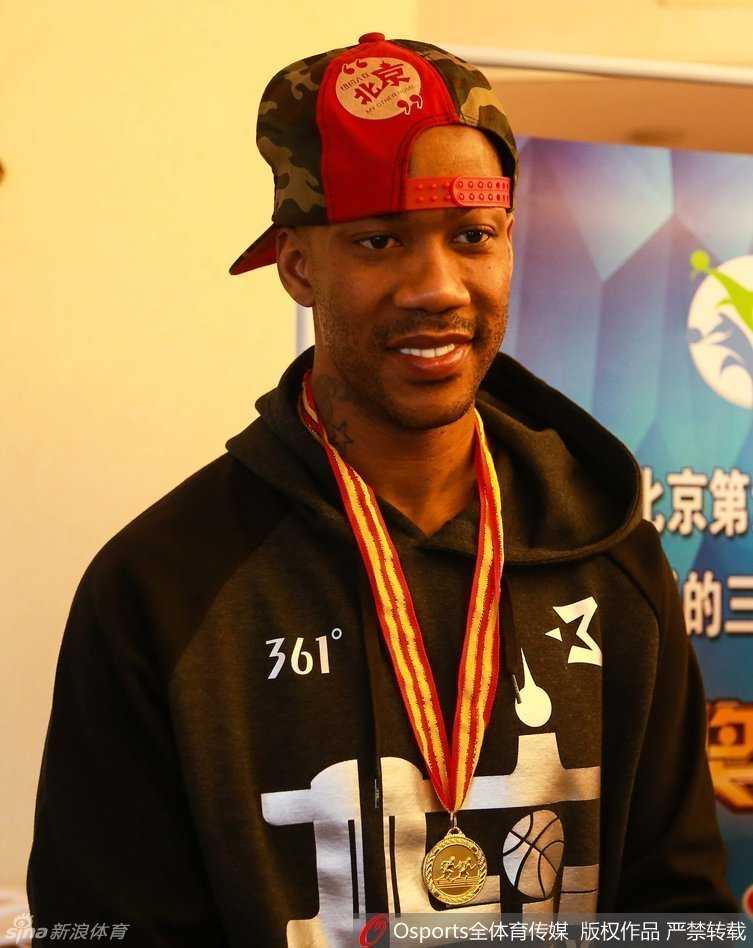 在摆满了纪念品的柜子前，马布里与一位特意赶来的球迷紧紧相拥，球迷手中还提着送给老马的礼物，画面充满了真挚的情感。