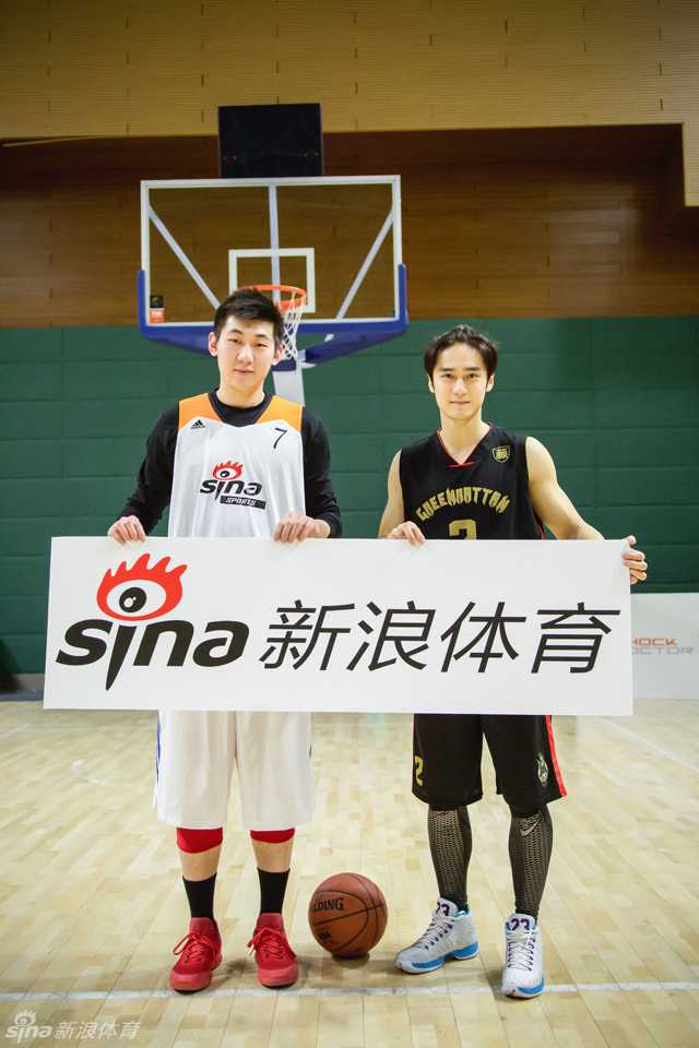 蒋劲夫狂砍两双率绿藤队一分绝杀新浪小编 面对对手势在必得的上篮,蒋劲夫从斜刺里杀出,高高跃起后单掌如巨扇般将球狠狠扇飞,这记遮天大帽瞬间点燃了全场的气氛。