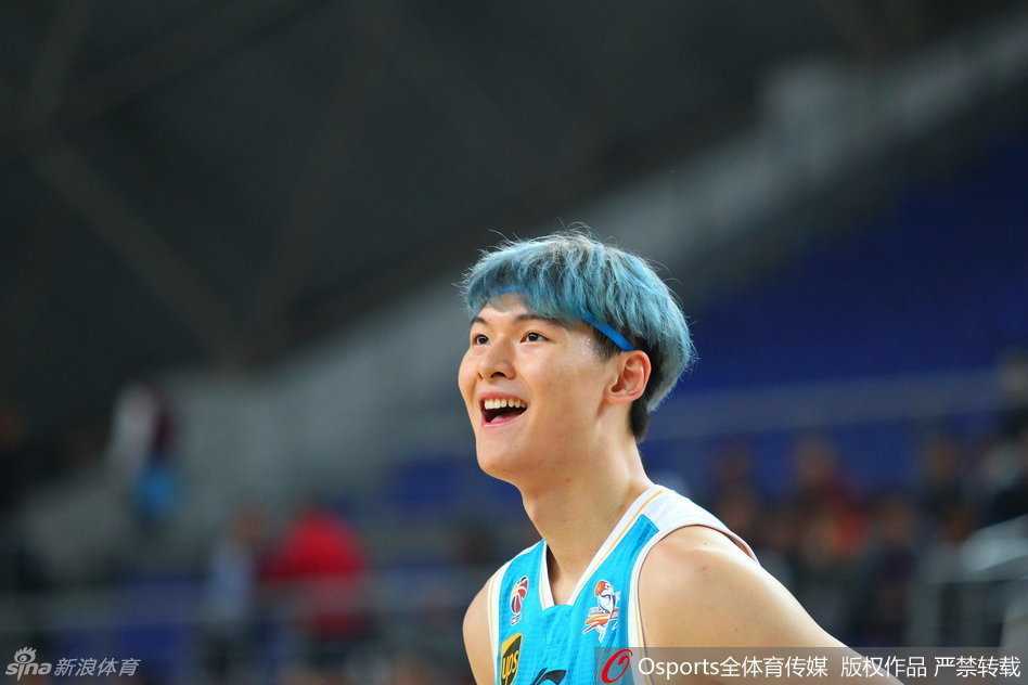 赛场焦点王哲林顶着一头抢眼的蓝色发型亮相，宛如漫画中走出的潮流少年，在球场上格外醒目。