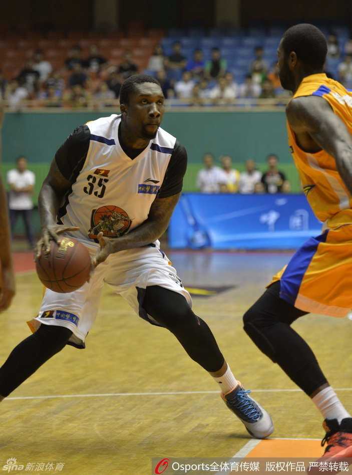 陕西信达外援高高跃起，在对方两名防守球员的头顶完成了一次势大力沉的双手灌篮，展现了惊人的身体素质。