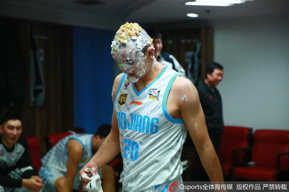 面对队友们“不怀好意”的笑容，西热力江似乎预感到了什么，脸上露出既期待又紧张的表情，仿佛在说：兄弟们，轻点儿！