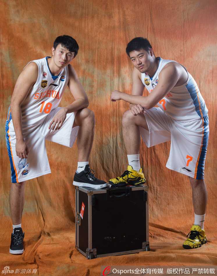 邓特蒙与哈达迪击掌相庆，哈里斯在一旁加油鼓劲，三人组的化学反应是球队的灵魂