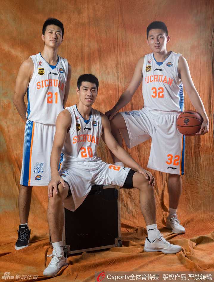 神射手贾诚与队友陈辰、王汝恒、吴楠在训练中互相鼓励，本土射手群蓄势待发